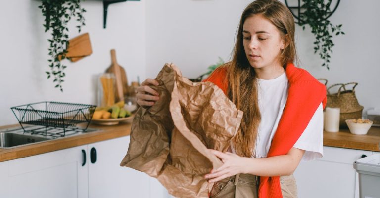 découvrez des astuces simples pour réduire l'impact alimentaire lorsque vous vivez seul, en adoptant des habitudes durables et en limitant le gaspillage.
