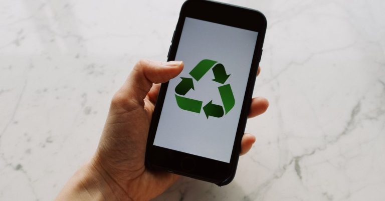 découvrez comment réduire votre empreinte carbone numérique grâce à des pratiques durables et des outils efficaces pour un impact environnemental moindre.